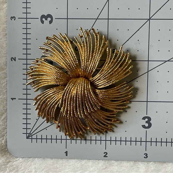 MONET | Vintage 1960's | Huge Cordelia Book Piece Floral Textured Brooch Pin - Picture 5 of 11